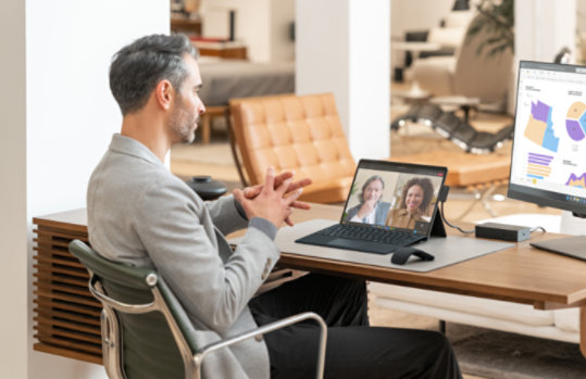 Eine Person nimmt an einer Videokonferenz teil.