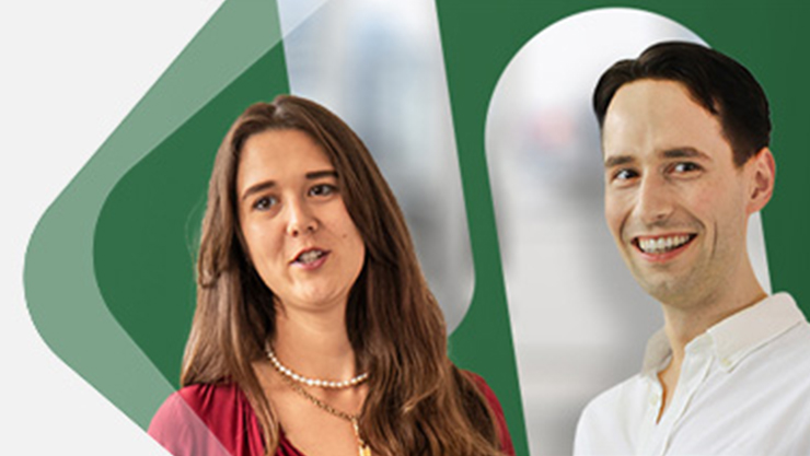 Zwei Personen blicken in die Kamera.