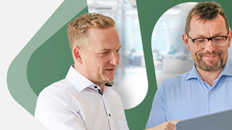 Zwei Personen blicken gemeinsam auf etwas.