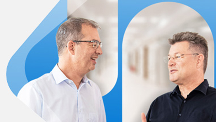 Zwei Personen unterhalten sich.