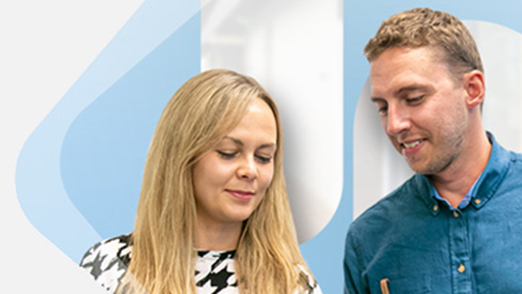 Zwei Personen blicken gemeinsam auf etwas.