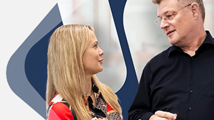 Zwei Personen unterhalten sich.