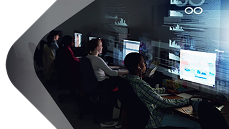 Menschen, die an ihrem Computer in einem Arbeitsbereich arbeiten