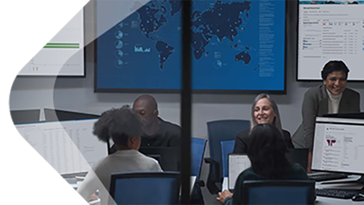 Menschen, die in einem Arbeitsbereich arbeiten und diskutieren