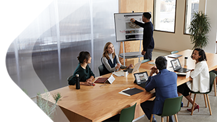 Mehrere Personen arbeiteten in einem Meetingraum