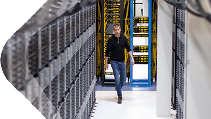 Ein Mann läuft den Gang runter