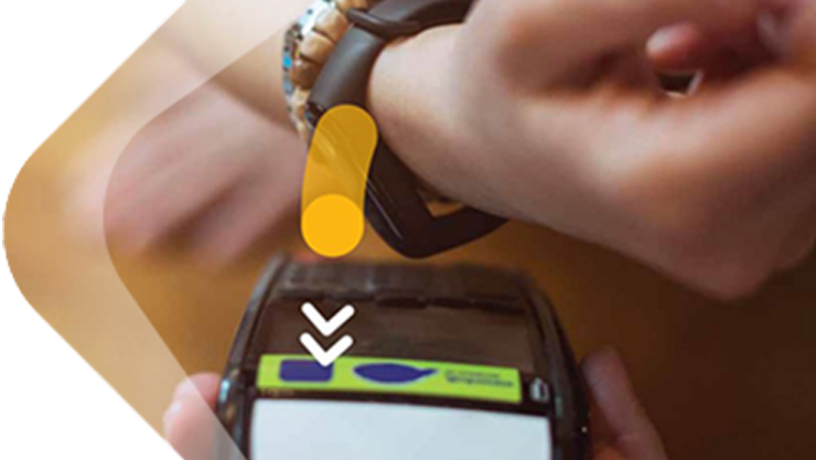 Ein Mann hält seine Smart Watch an ein Lesegerät