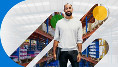 Ein Mann mit Bart, er trägt einen weißen Pullover