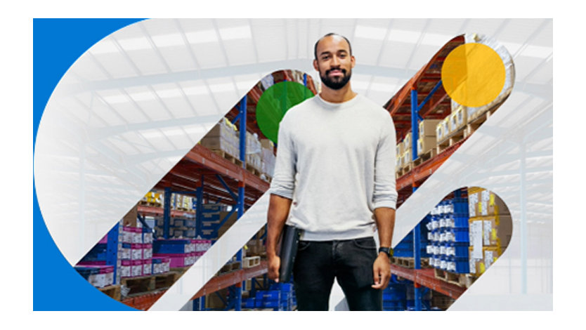 Ein Mann mit Bart, er trägt einen weißen Pullover