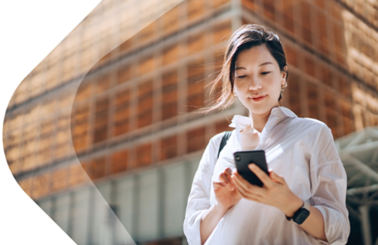 Eine Frau schaut auf ein Mobiltelefon