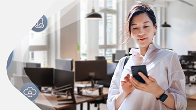 Eine Frau sieht auf ein Smartphone.