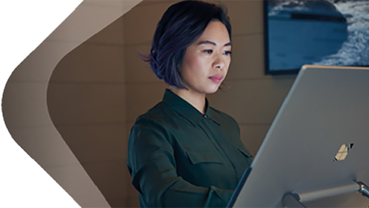 Eine Frau schaut auf einen großen Bildschirm