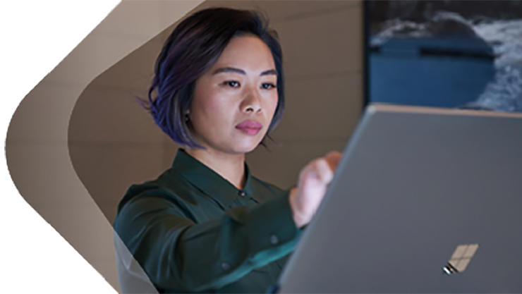 Eine Frau berührt einen großen Bildschirm