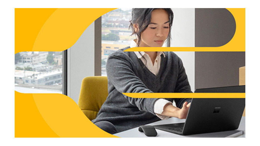 Eine Frau mit einem Laptop an einem Tisch