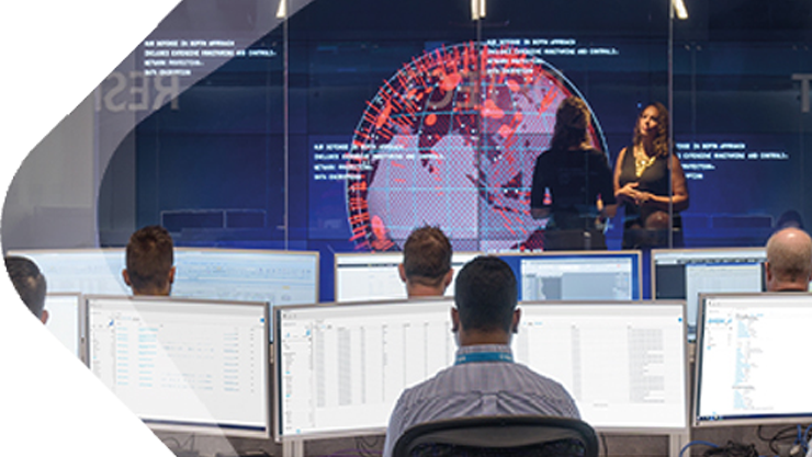 Mehrere Personen arbeiteten in einem Meetingraum