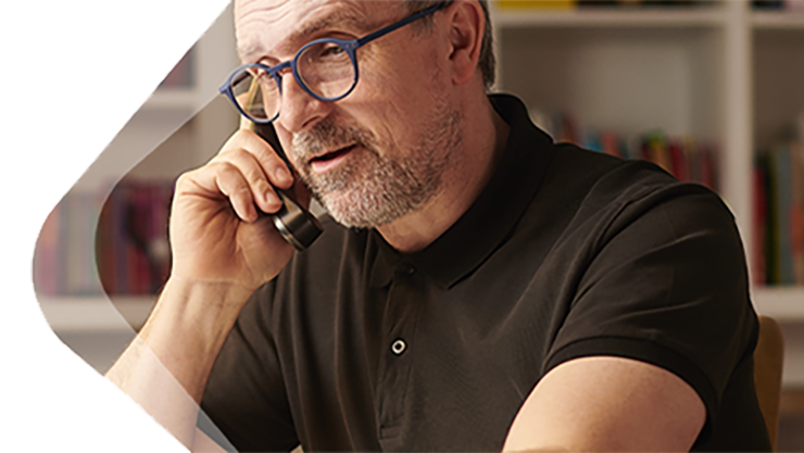 Ein Mann sitzt am Telefon.