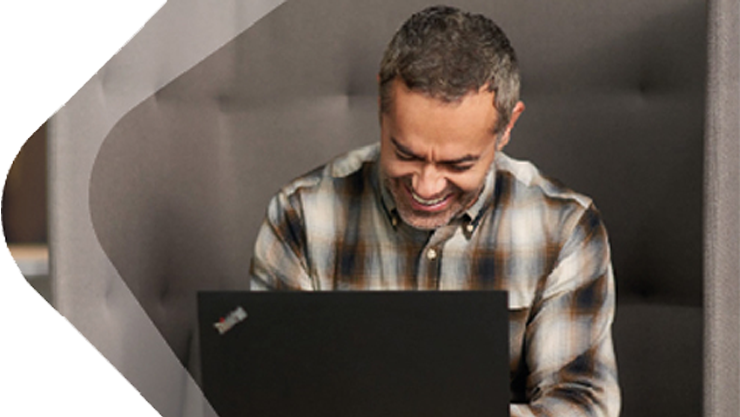 Ein Mann mit einem Laptop an einem Tisch