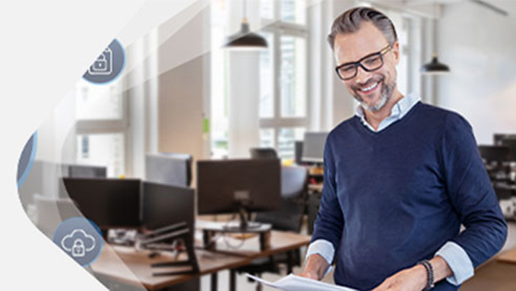  Ein Mann lächelt mit etwas Papier in der Hand