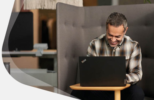 Mann arbeitet an einem Laptop