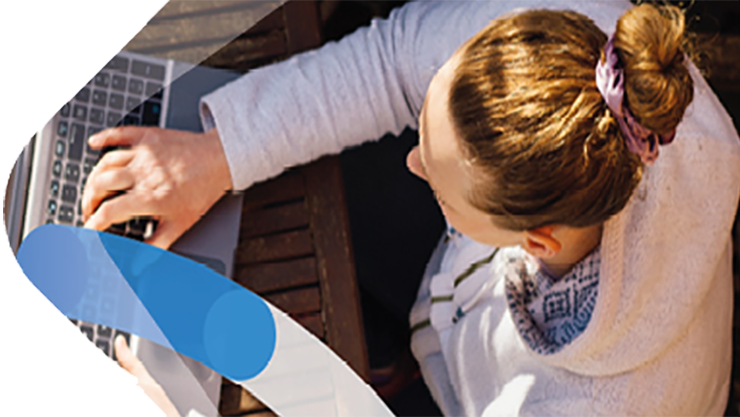 Eine Frau arbeitet an einem Lapotp