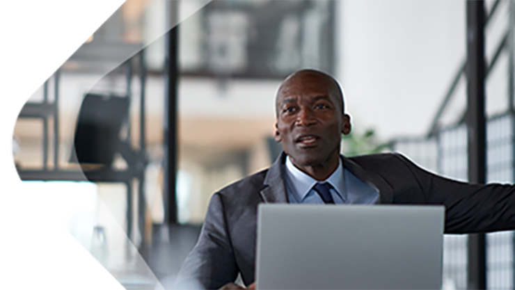 Eine männliche Person arbeitet an seinem Surface