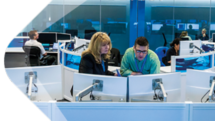 Frau und Mann starren in den Monitor und unterhalten sich