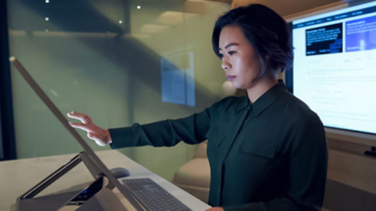 Eine Frau bedient einen Touchbildschirm.