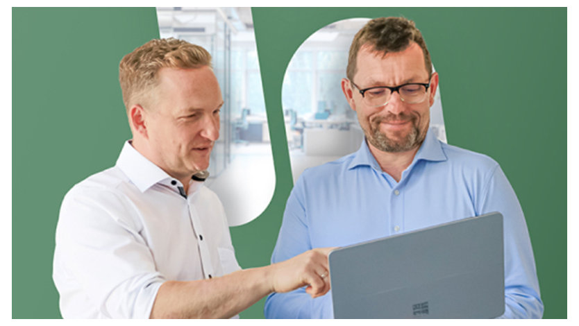 Zwei Personen, zwei Männer mit einem Laptop in der Hand, vor grünem Hintergrund