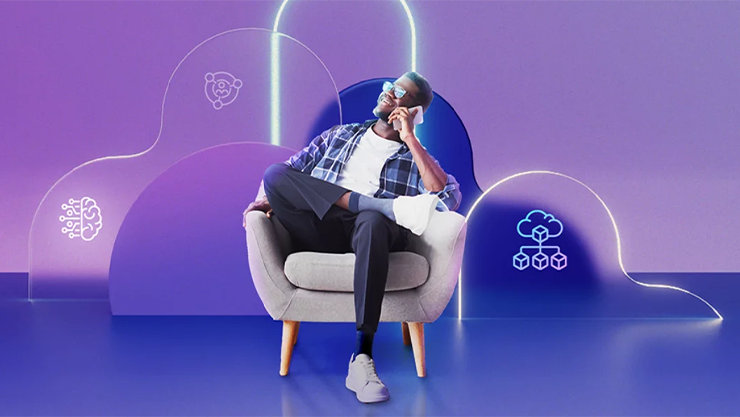 Ein Mann sitzt auf einem Sessel und telefoniert. Im Hintergrund befinden sich animierte abstrakte Grafiken.