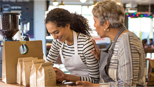 Zwei Frauen an einem Tisch