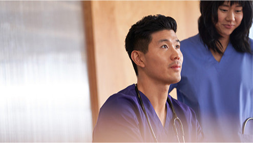 Ein Mann und eine Frau in einem Gespräch