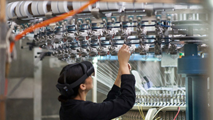 Eine Frau mit einer HoloLens bei der Überprüfung einer technischen Anlage