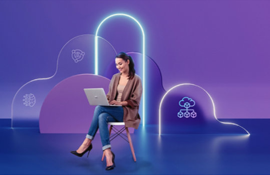 Eine Frau sitzt mit Laptop auf einem Hocker. Im Hintergrund befinden sich animierte abstrakte Grafiken.