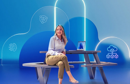 Eine Frau sitzt mit einem Laptop an einer abgerundeten Bank. Im Hintergrund befinden sich animierte abstrakte Grafiken.