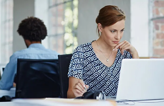 Frau arbeitet an einem Laptop