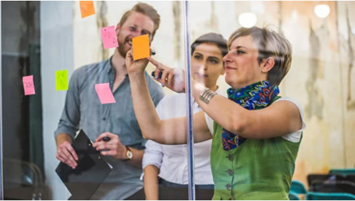 3 Personen arbeiten zusammen in einem Konferenzraum