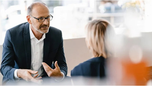 2 Personen in einem Gespräch