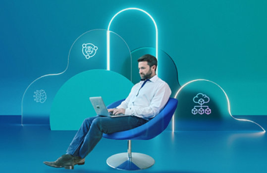 Ein Mann sitzt mit Laptop auf einem blauen Sessel. Im Hintergrund befinden sich animierte abstrakte Grafiken.