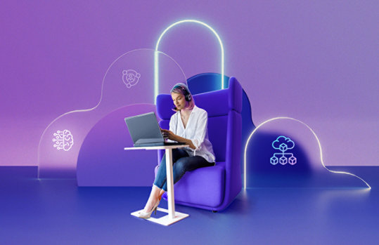 Eine Frau sitzt am Laptop. Der Hintergrund besteht auf animierten abstrakten Elementen.