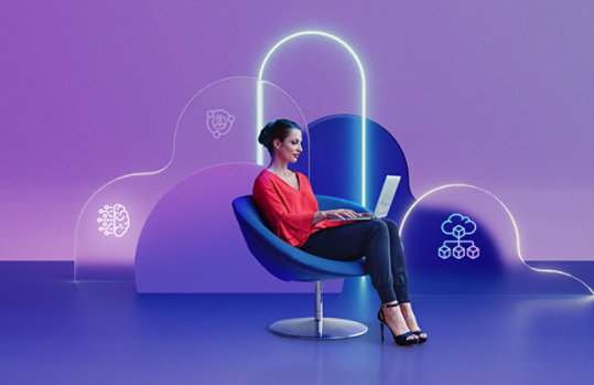 Eine Frau sitzt mit Laptop auf dem Schoß auf einem blauen Sessel. Der Hintergrund besteht auf animierten abstrakten Elementen.