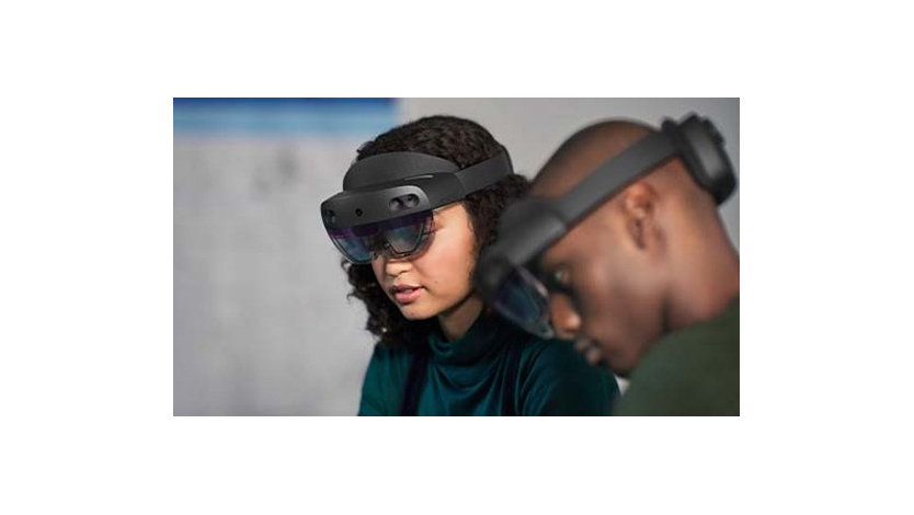 Mann und Frau mit Microsoft HoloLens 2.