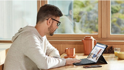 Dieses Bild zeigt einen Schüler der auf einem Surface Gerät arbeitet.