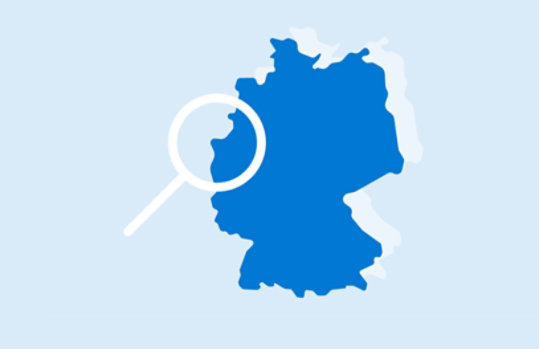 Dieses Bild zeigt eine Karte von Deutschland mit einer Lupe.