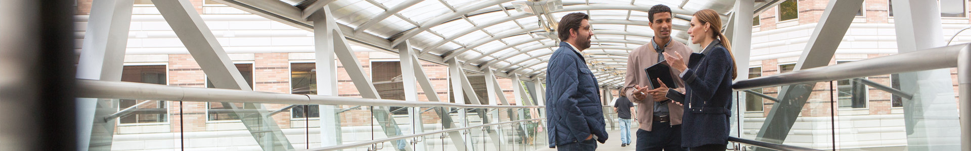 Dva muži a žena diskutovat