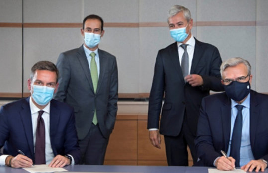 Δύο άντρες που στέκονται φορώντας μάσκες και κοστούμια και δύο καθισμένοι άνδρες με μάσκες και κοστούμια υπογράφουν σύμβαση