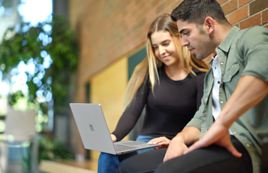 Φωτογραφία εκπαίδευση. Άνδρας και γυναίκα μπροστά από laptop