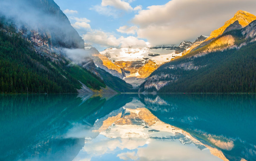 Photo d'un lac et de montagnes en Alberta, Canada.