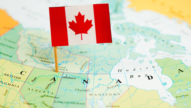 Un drapeau canadien est planté sur une carte.