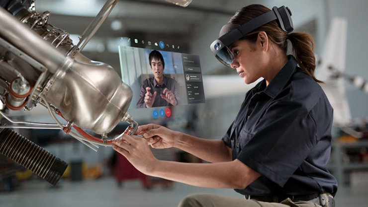 A female technician uses Microsoft HoloLens 2.