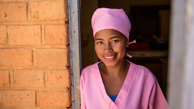 Photo d'une jeune femme en blouse rose.